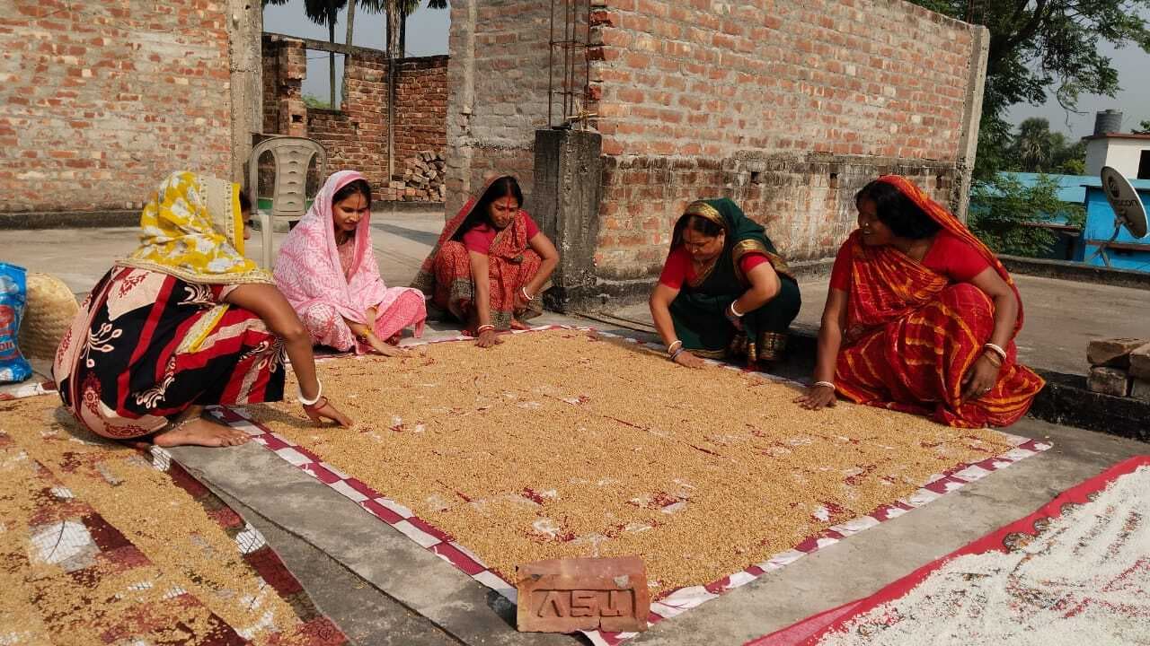 नहाय खाय के दिन छठव्रतियों ने गेहूं व चावल सुखाया