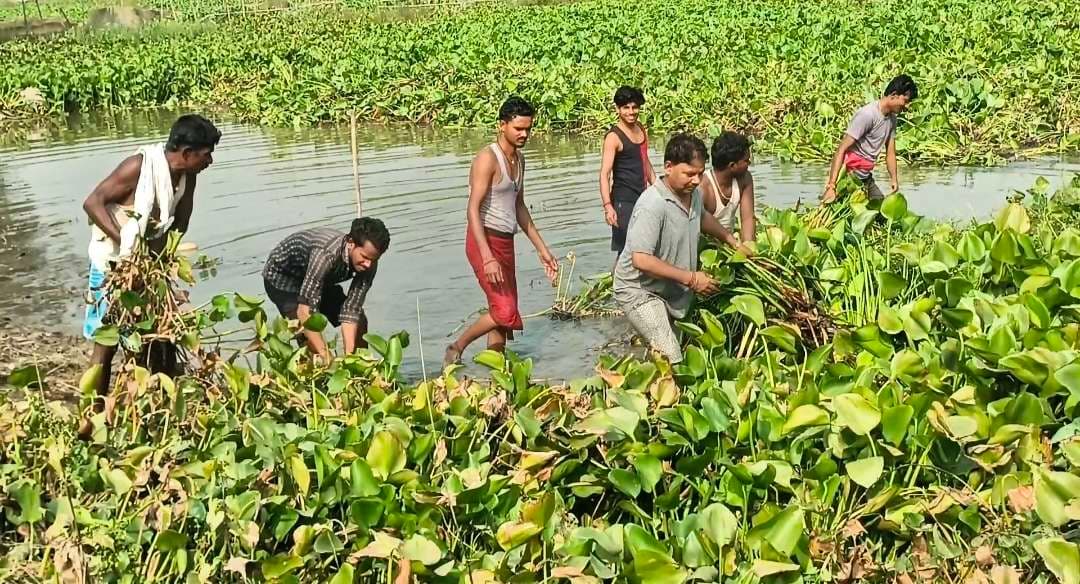 छठ महापर्व को लेकर घटों की सफाई में जुटे युवा