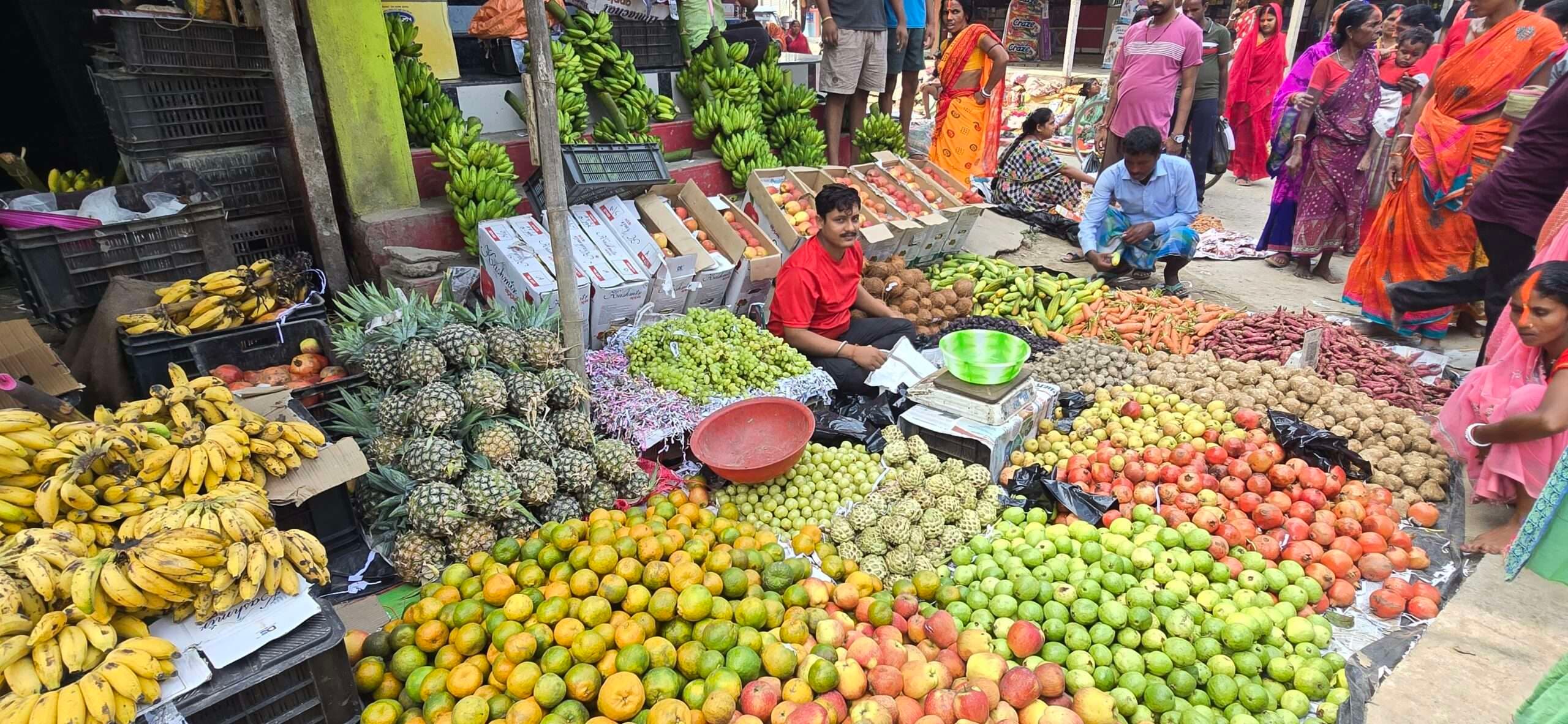 छठ पूजा की तैयारी में आजमनगर बाजार में रौनक