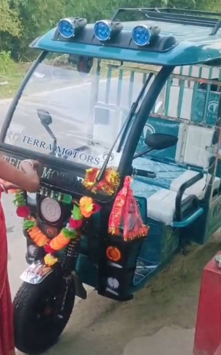 डॉक्टर के पास पेशेंट लेकर पहुंचे चालक की चोरों ने उड़ाई टोटो
