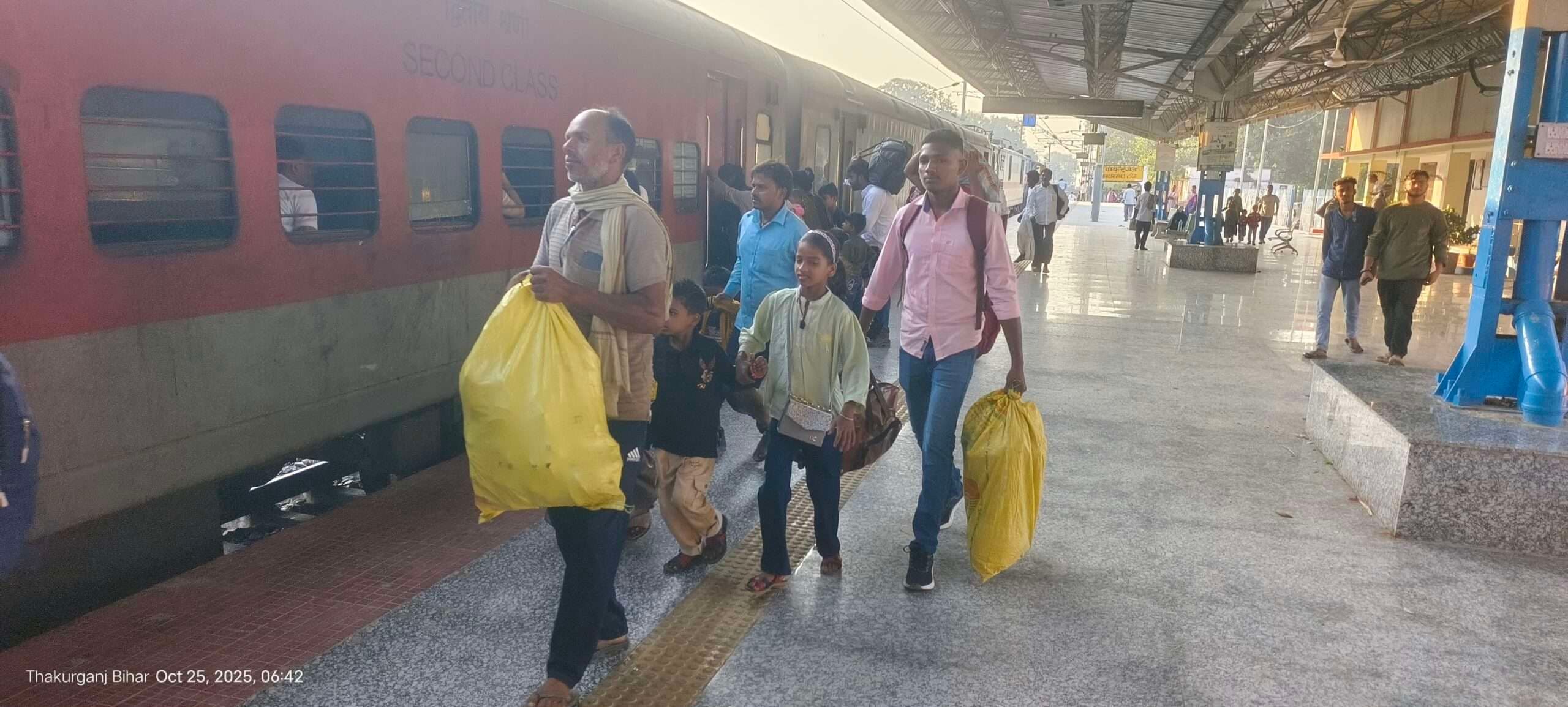 छठ पर घर लौटने की होड़, छठ गीतों से गूंज रहा ठाकुरगंज स्टेशन