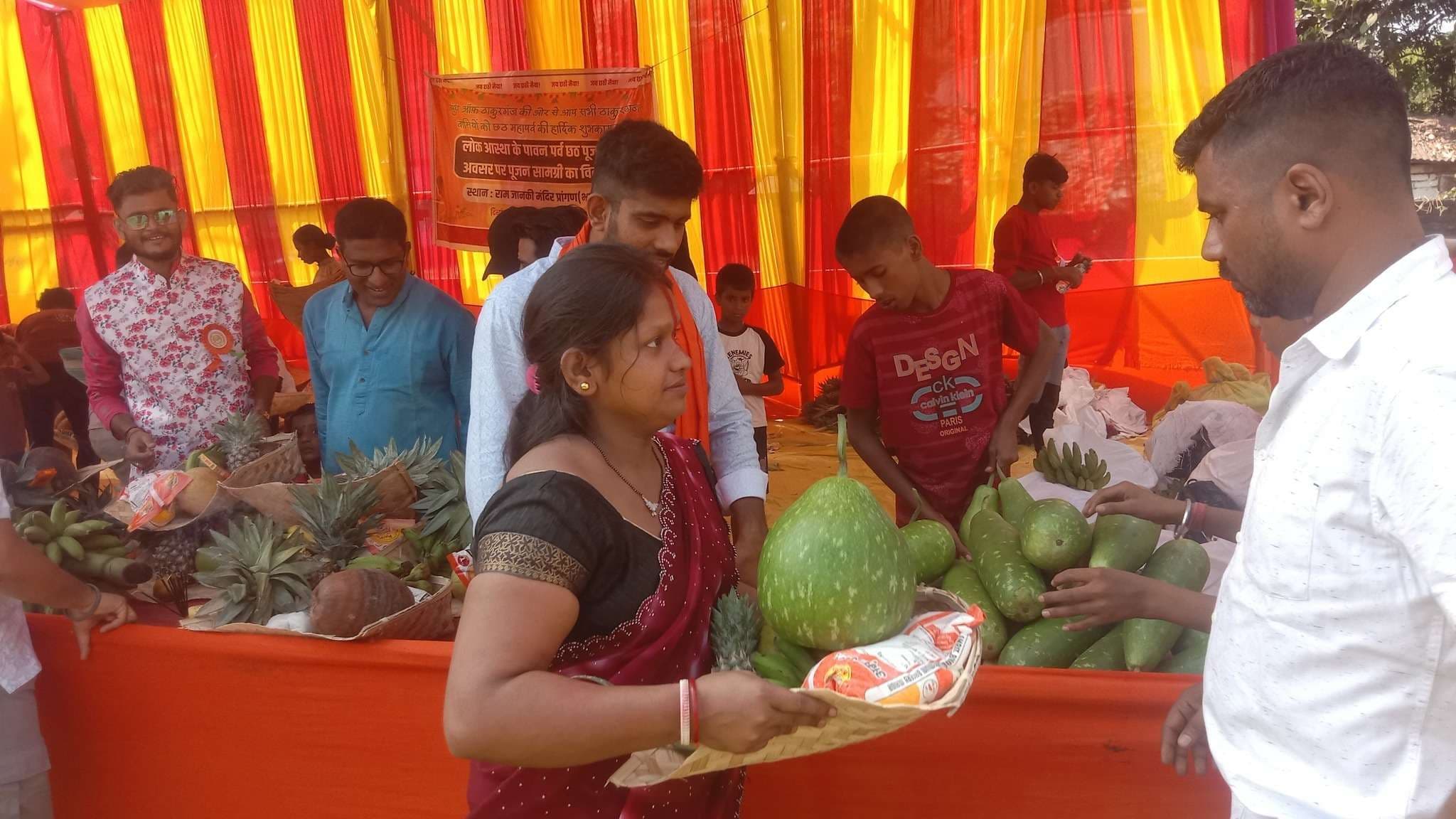 छठ व्रतियों के बीच पूजन सामग्री का किया वितरण