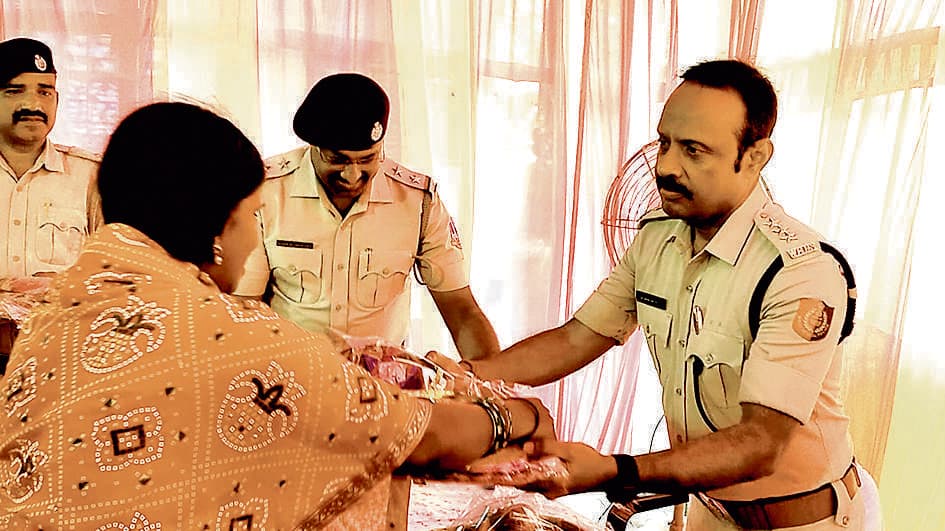 दुर्गापुर : छठव्रतियों की आस्था को पुलिस का मान, दी पूजा सामग्री