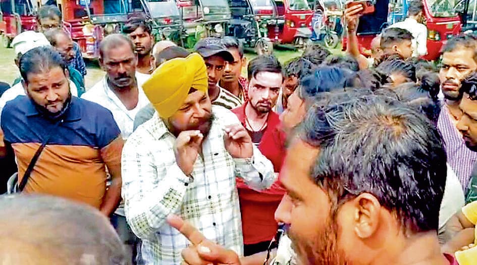 सिविक वॉलंटियर्स के खिलाफ टोटोवालों ने किया प्रदर्शन