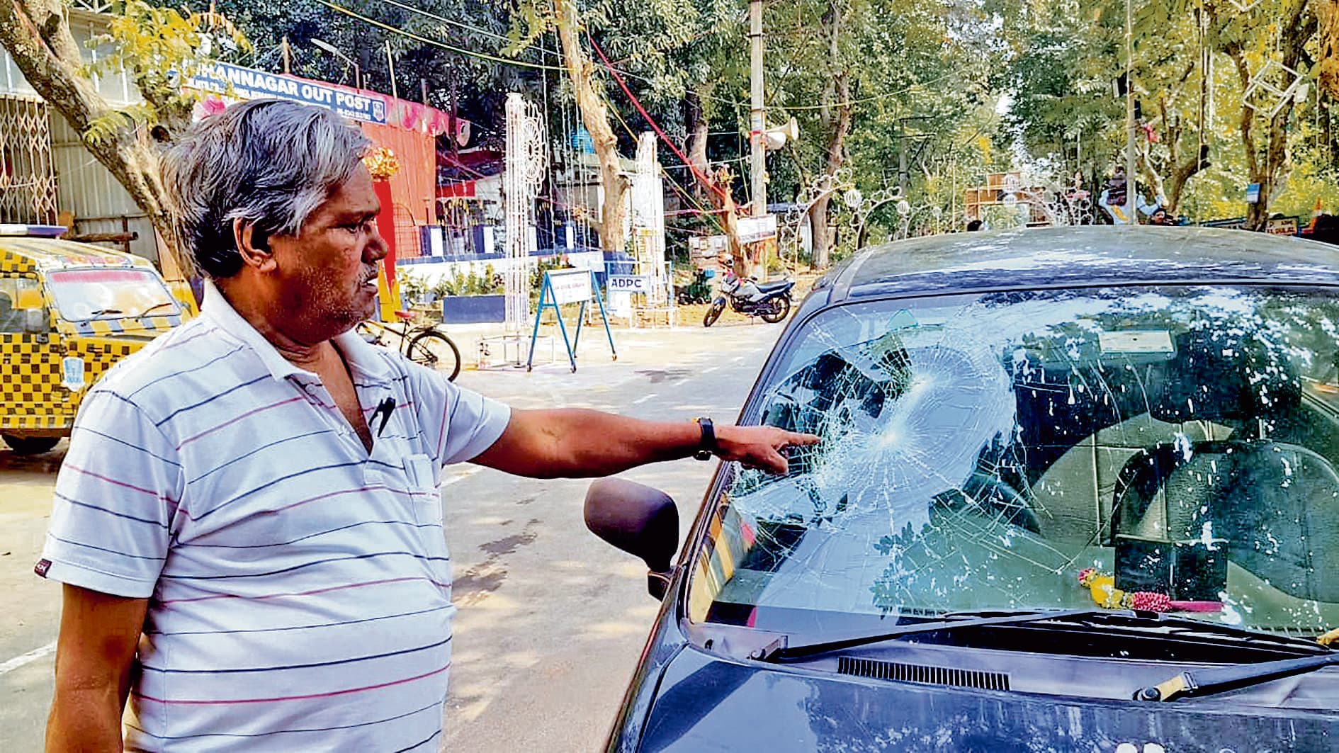 मामूली विवाद में ऑटो चालक की गुंडागर्दी, कार का शीशा तोड़ फरार