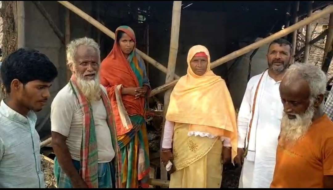 देर रात आग लगने से दो घर जलकर राख