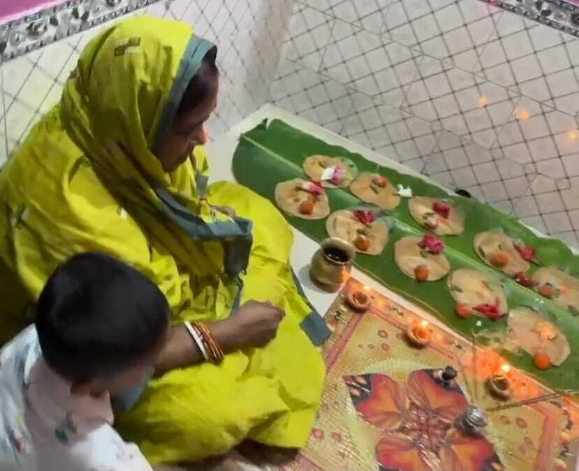 छठ महापर्व की धूम, व्रतियों ने किया खरना पूजन