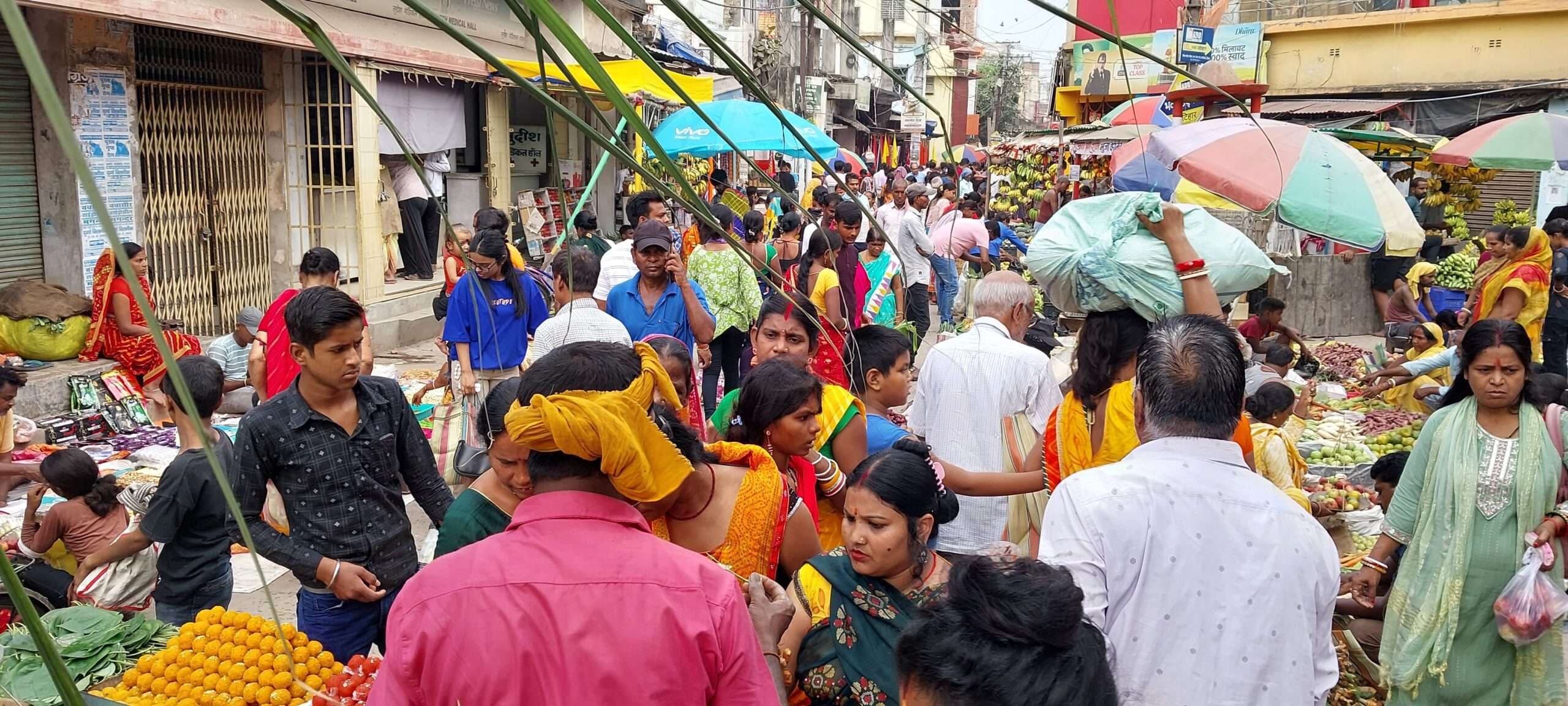 छठ महापर्व को लेकर खरीददारी को लेकर छठ व्रतियों का उमड़ा जनसैलाब