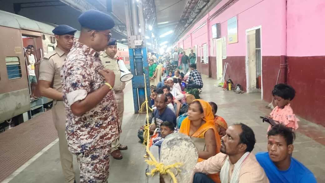 छठ पर्व को ले आरपीएफ ने चलाया जागरुकता अभियान