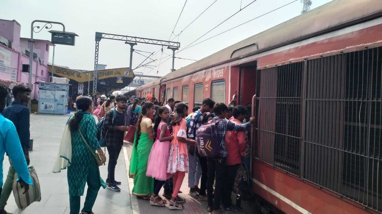 छठ पूजा को लेकर लोगों का घर लौटने का सिलसिला जारी