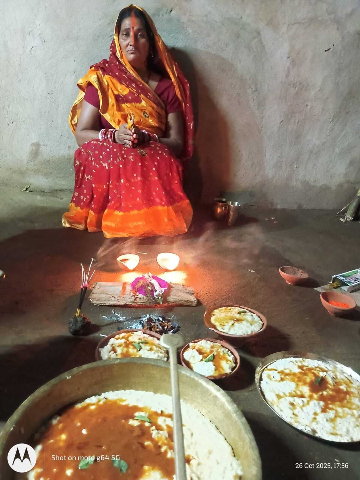 व्रतियों ने नेम-निष्ठा के साथ खरना का प्रसाद किया ग्रहण