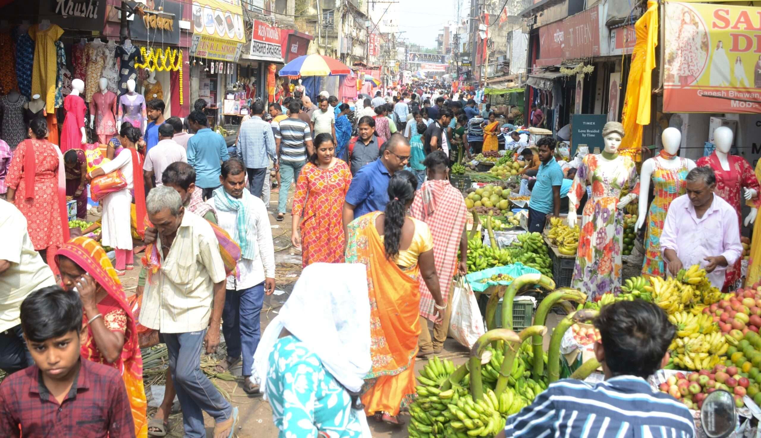 Dhanbad News: बाजारों में उमड़े खरीदारी, महंगाई पर आस्था भारी
