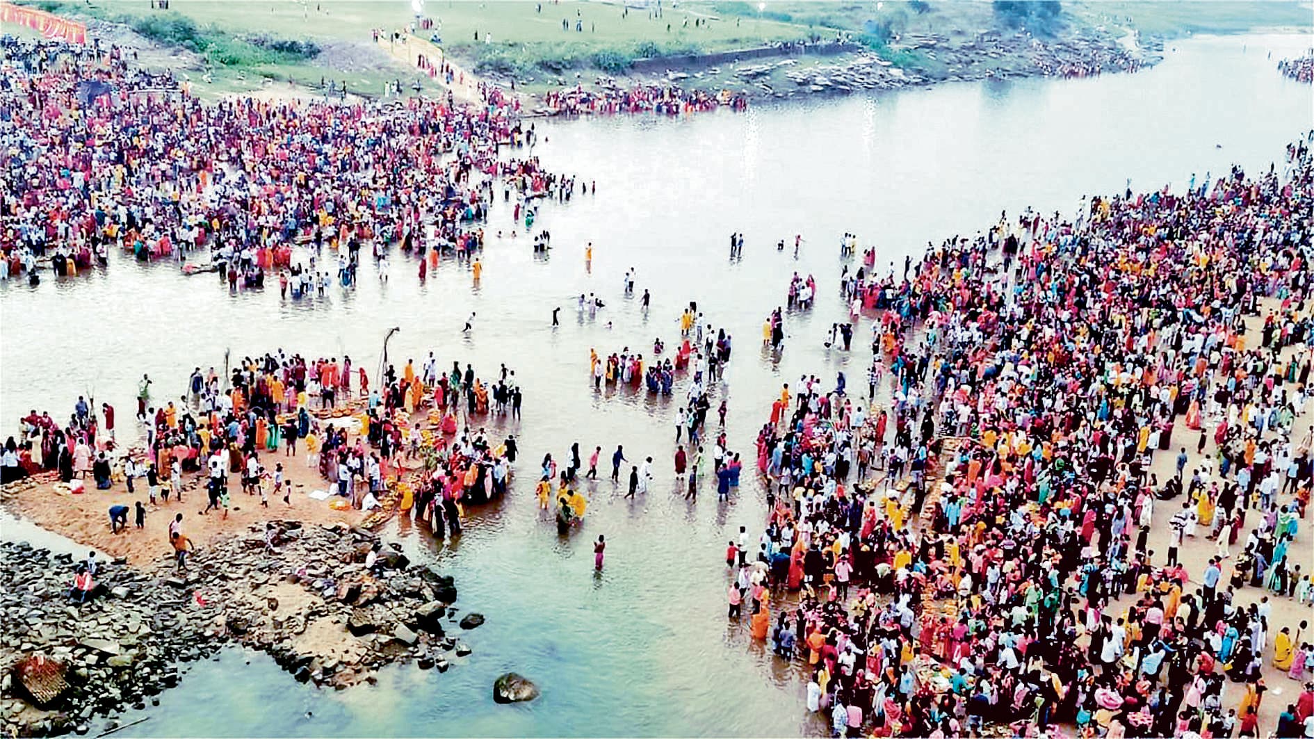 बराकर में दो सूबों की सीमा पर सूर्यदेव को एक साथ दिया अर्घ्य