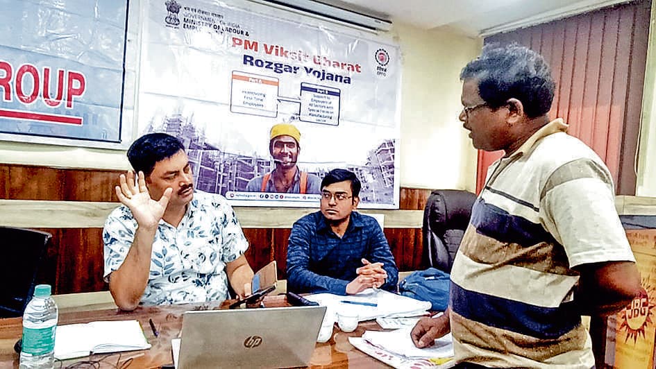 छुट्टी के दिन फैक्टरी परिसर में इपीएफ-इएसआइ कैंप पर सवाल, संगठन ने किया पुरजोर विरोध