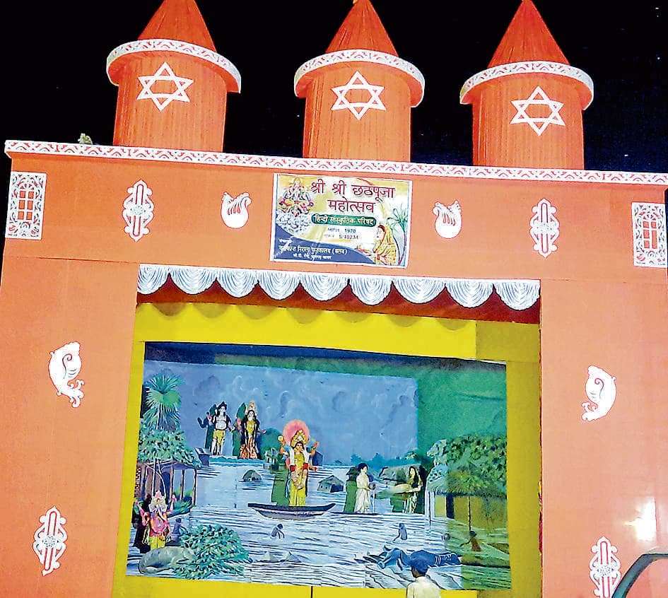 पानागढ़ छठघाट पर मंडप में भगवान भास्कर और अन्य देवगण पूजे गये