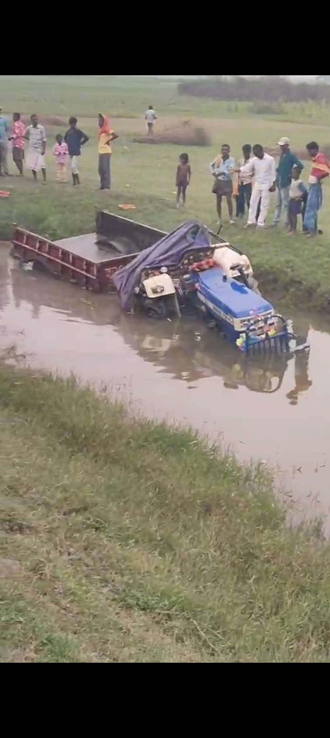 दाह संस्कार से लौट रहे लोगों की ट्रैक्टर पलटी, किशोर की मौत