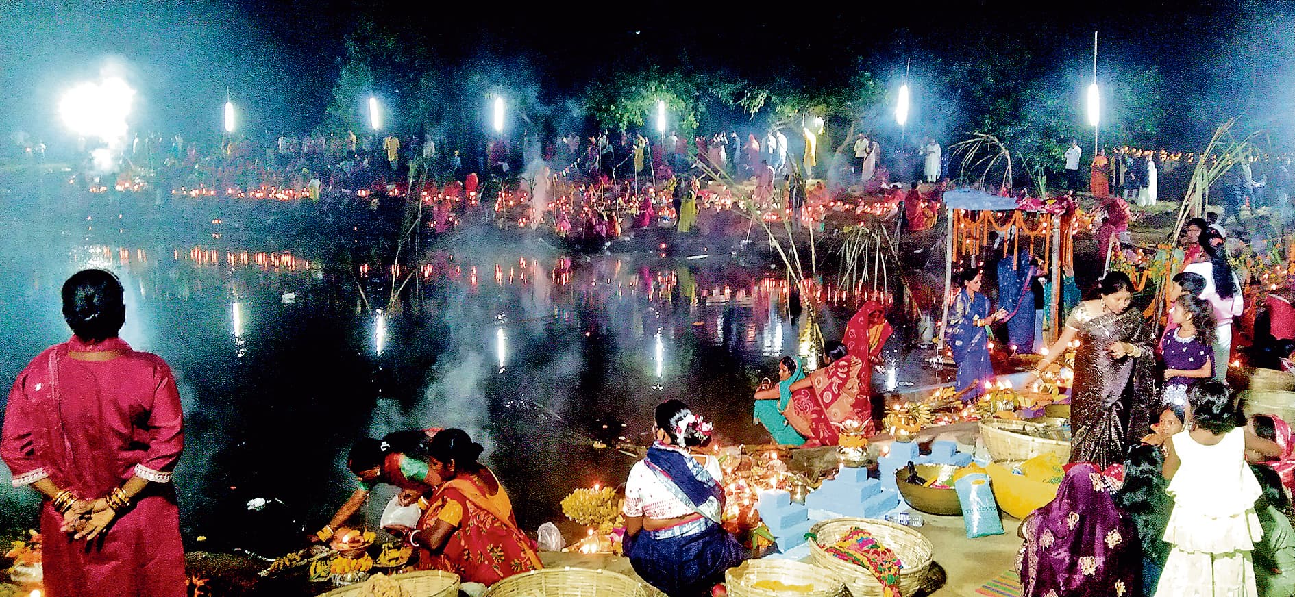 दुर्गापुर : उगते सूर्य को अर्घ्य देकर व्रतियों ने किया 36 घंटे के निर्जला उपवास का समापन