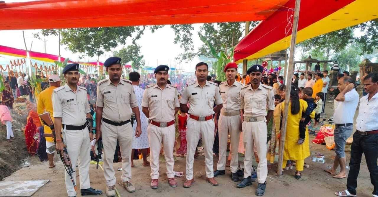 जिले में छठ पर्व के दौरान की गयी थी पुख्ता सुरक्षा व्यवस्था, घाटों की निगरानी कर रहे थे पुलिस पदाधिकारी व जवान