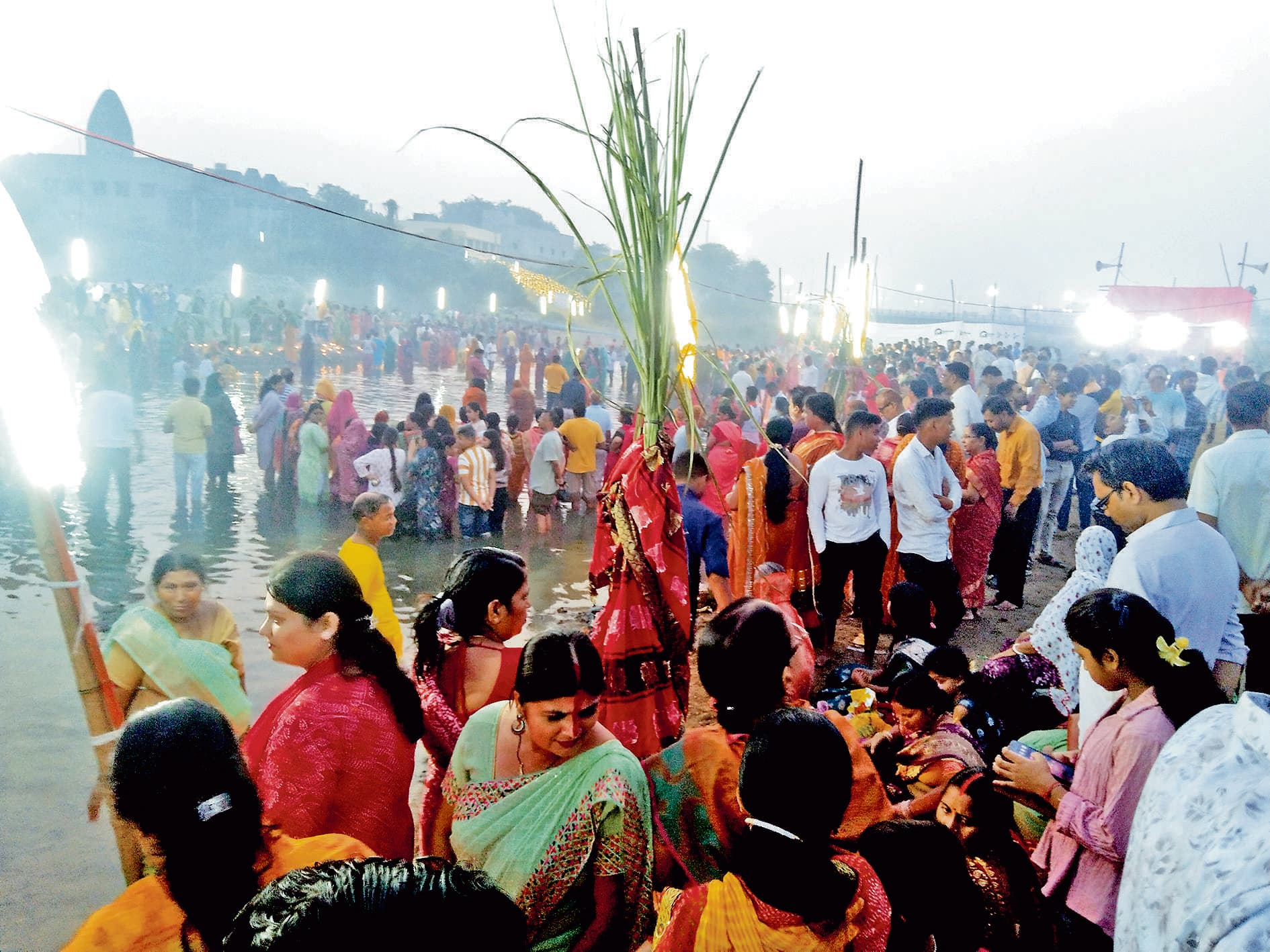 गंधेश्वरी और द्वारकेश्वर नदी के घाटों पर उगते सूरज को अर्घ्य देने उमड़ी श्रद्धालुओं की भीड़
