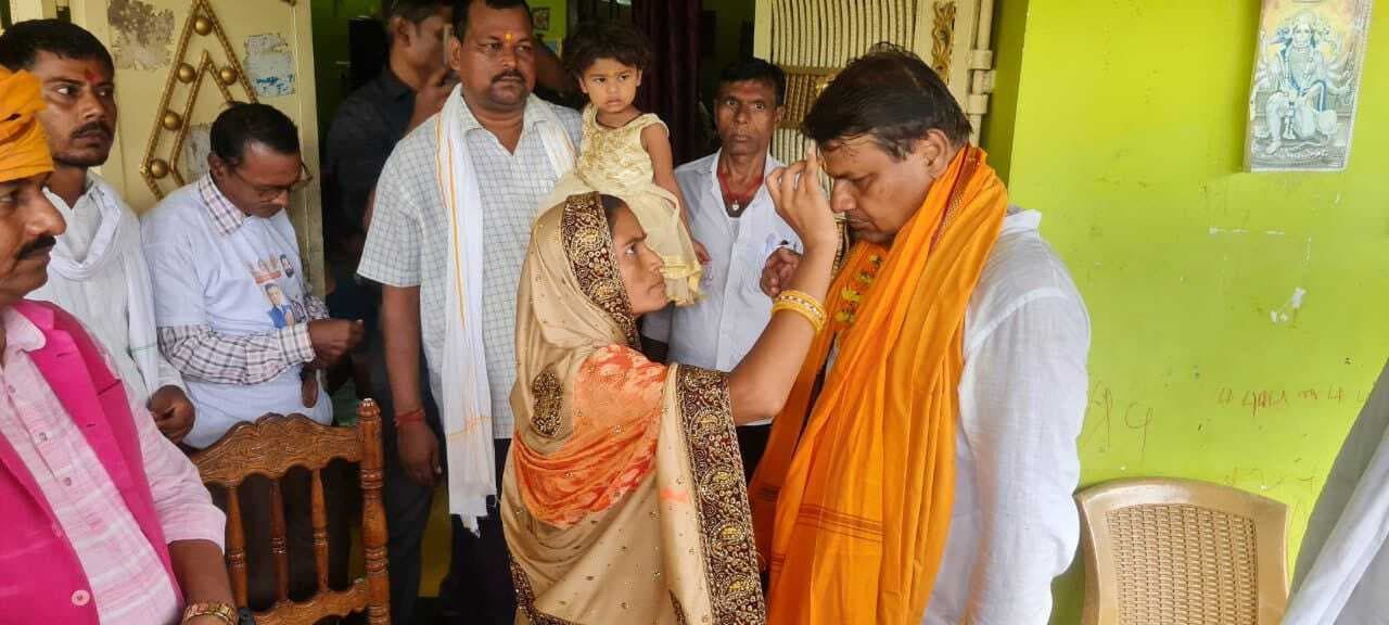 एनडीए प्रत्याशी संजय कुमार सिंह ने तरियामा में किया जन संवाद