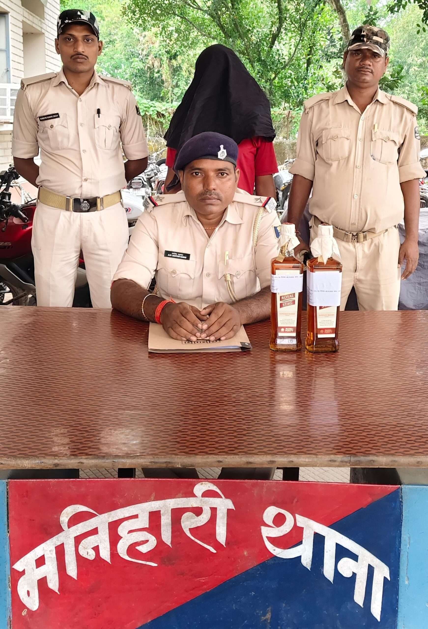 शराब के साथ तस्कर गिरफ्तार