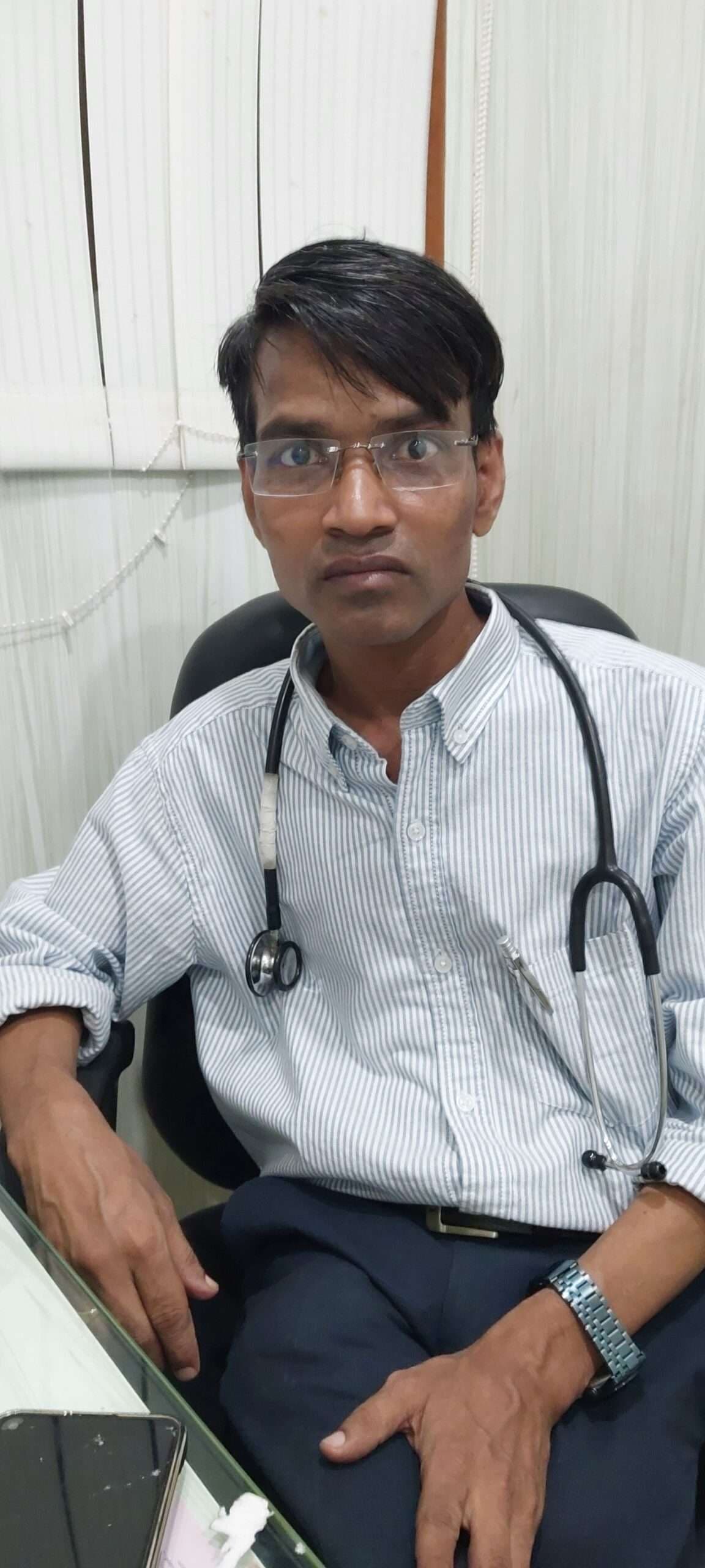 मौसम बदलने के साथ सर्दी, खांसी, बुखार से पीड़ित हो रहे लोग