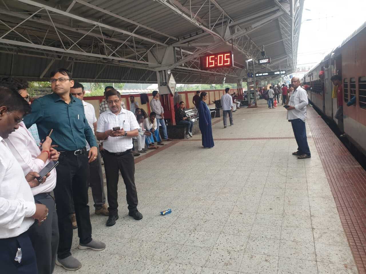 क्राउड मैनेजमेंट को लेकर रेल अधिकारियों ने किया निरीक्षण