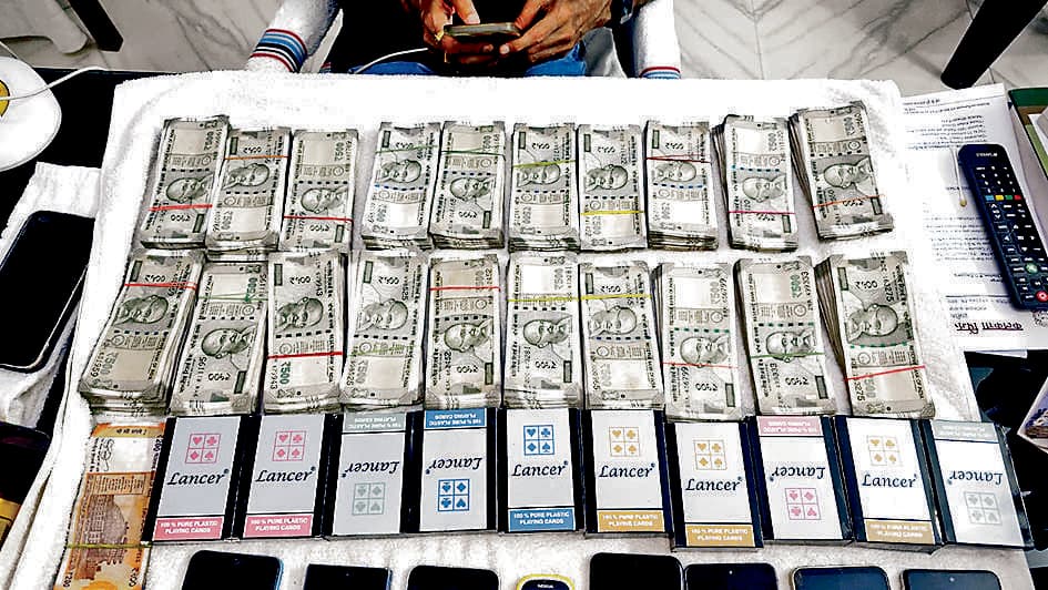 मंगलपुर के ढाबे में जुआ खेलते सात गिरफ्तार, 10 लाख से ज्यादा नगद जब्त