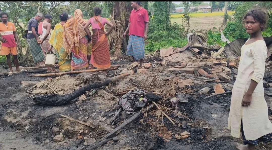 अगलगी में चार घर राख, चार लाख नकद सहित 15 लाख के सामान स्वाहा