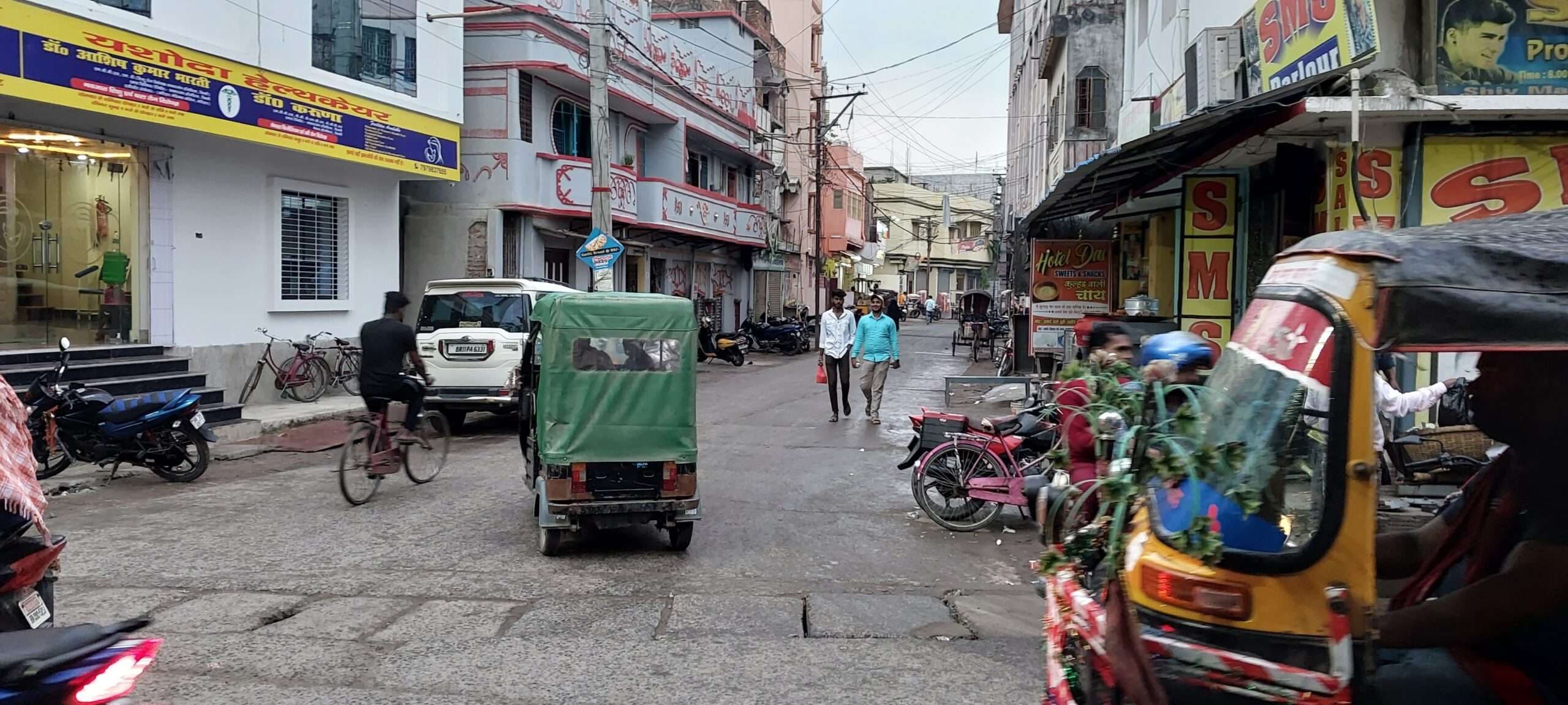 मौसम के बदलते मिजाज से ठंड ने दी दस्तक, रिमझिम बारिश व तेज हवा से गिरा तापमान