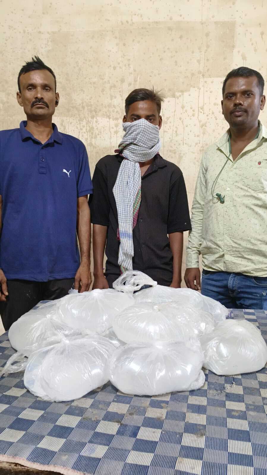 24 लीटर शराब के साथ तस्कर गिरफ्तार