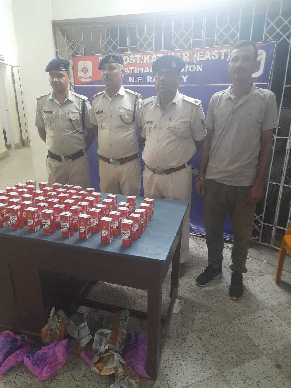 मालदा- कटिहार पैसेंजर ट्रेन से 10 लीटर शराब बरामद