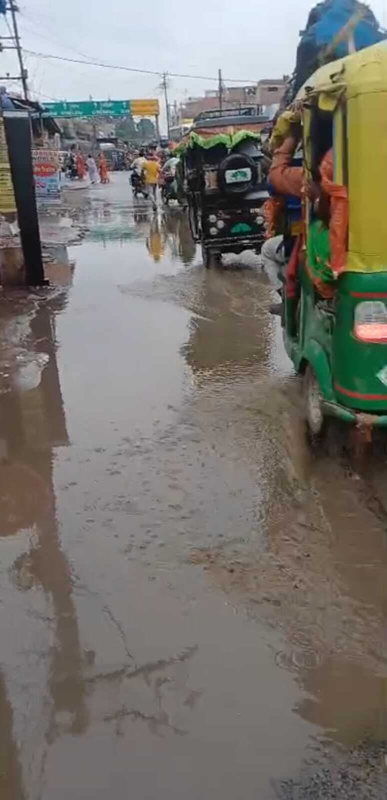 नाली की निकासी बंद, ग्रामीण हो रहे परेशान