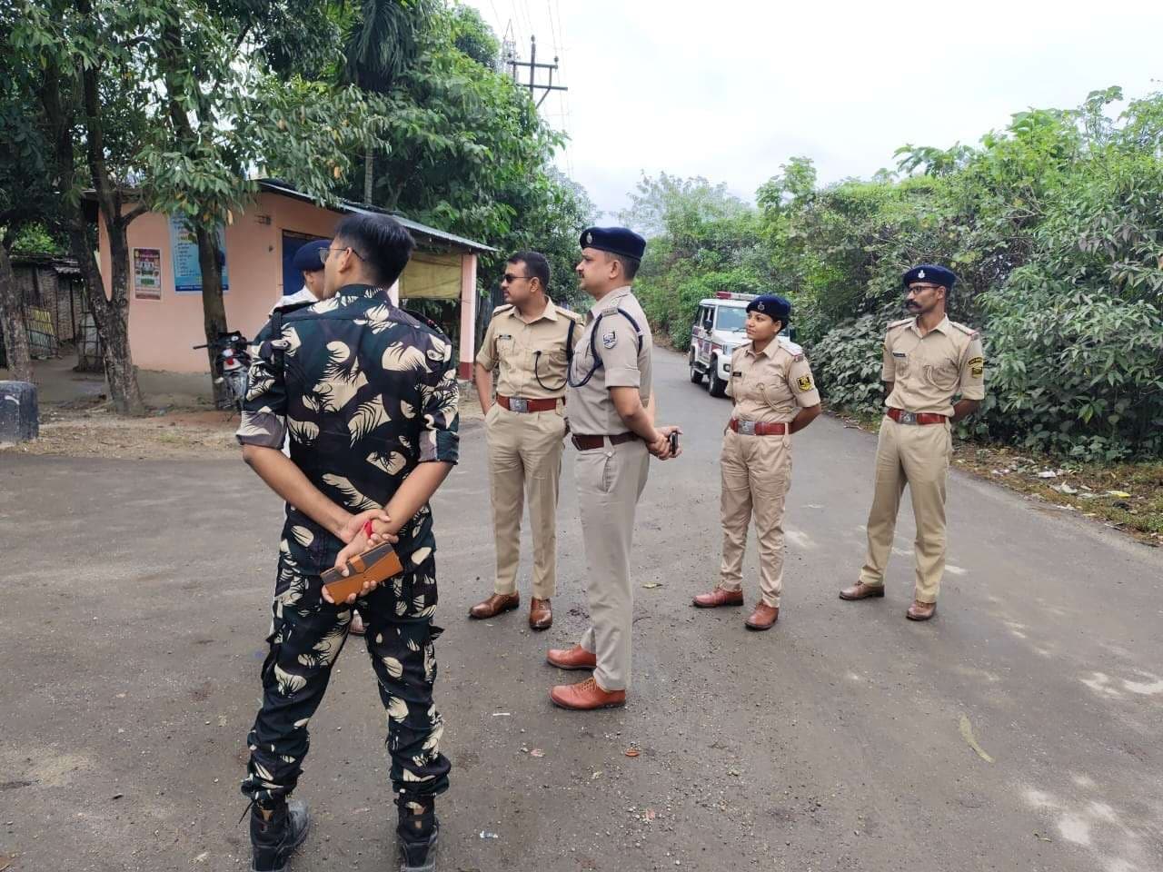 बंगाल सीमा से सटे क्षेत्र पर पुलिस की पैनी नजर, चेक पोस्ट पर की जा रही सघन जांच