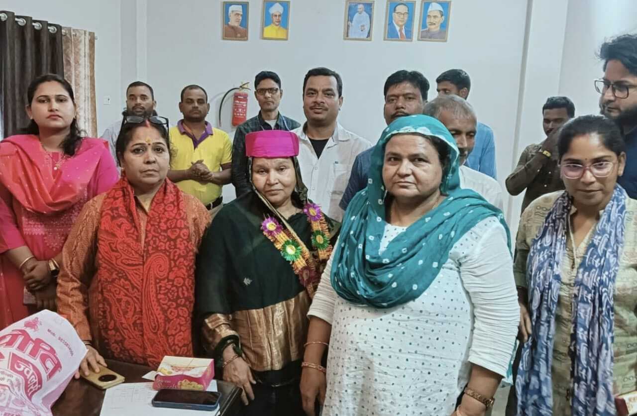 प्रखंड कार्यालय में उच्च वर्गीय लिपिक सेवानिवृत्त, सहकर्मियों ने दी विदाई