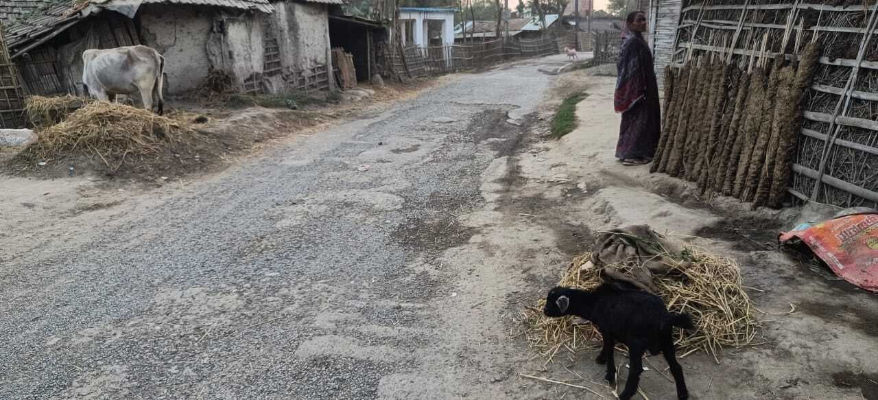 कटिहार विधानसभा चुनाव 2025: जर्जर सड़क से मतदान केंद्र तक पहुंचगी पोलिंग पार्टी