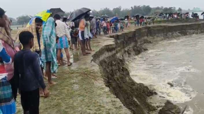 अमदाबाद के बबला बन्ना गांव के समीप उपजाऊ जमीन गंगा में कटकर समा रही