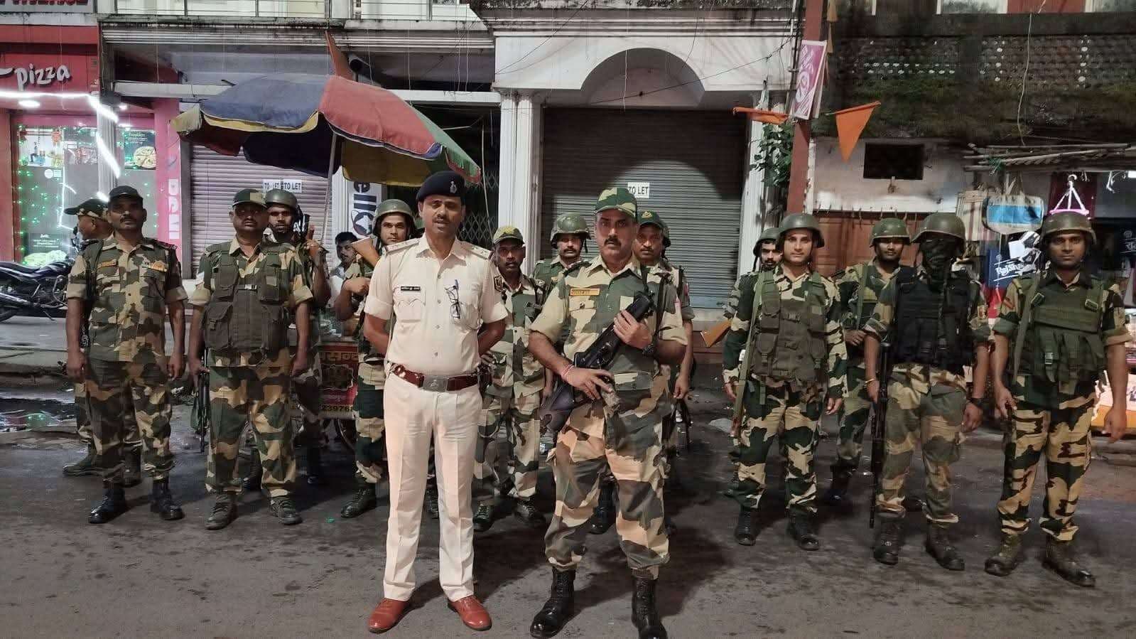 विधान सभा चुनाव को ले विभिन्न थाना क्षेत्रों में सुरक्षा बलों का फ्लैग मार्च