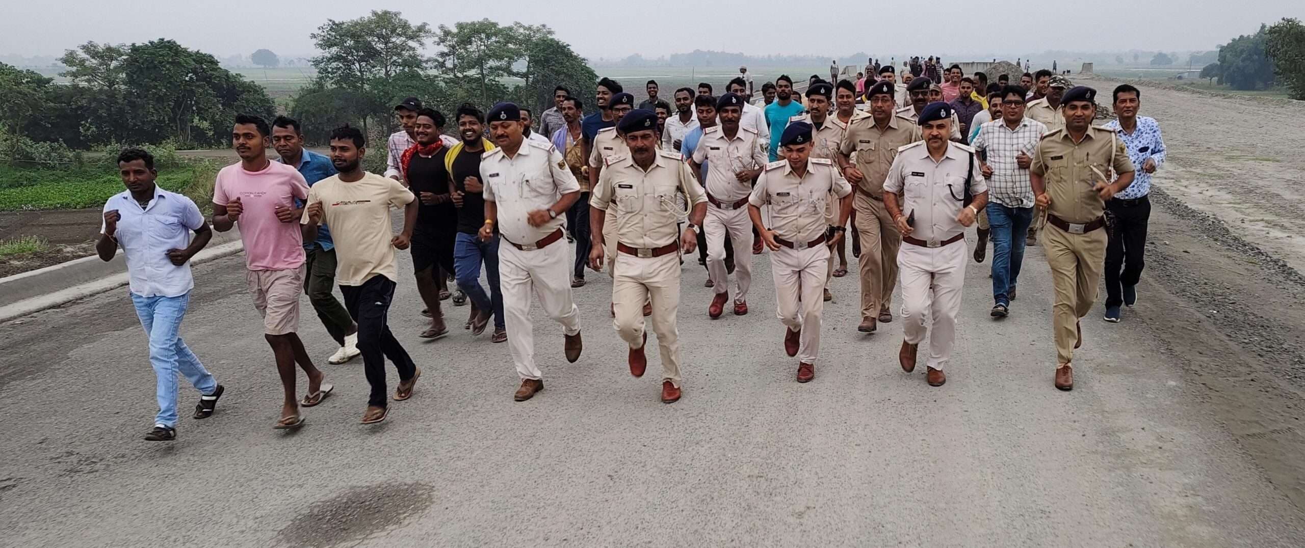 मनिहारी में एकता दौड़ में पुलिस के साथ आमलोगों ने लगायी दौड़