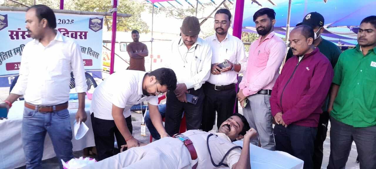 सेवा और एकता का संदेश: पुलिस स्मृति दिवस पर रक्तदान शिविर में बढ़-चढ़कर जवानों ने किया रक्तदान