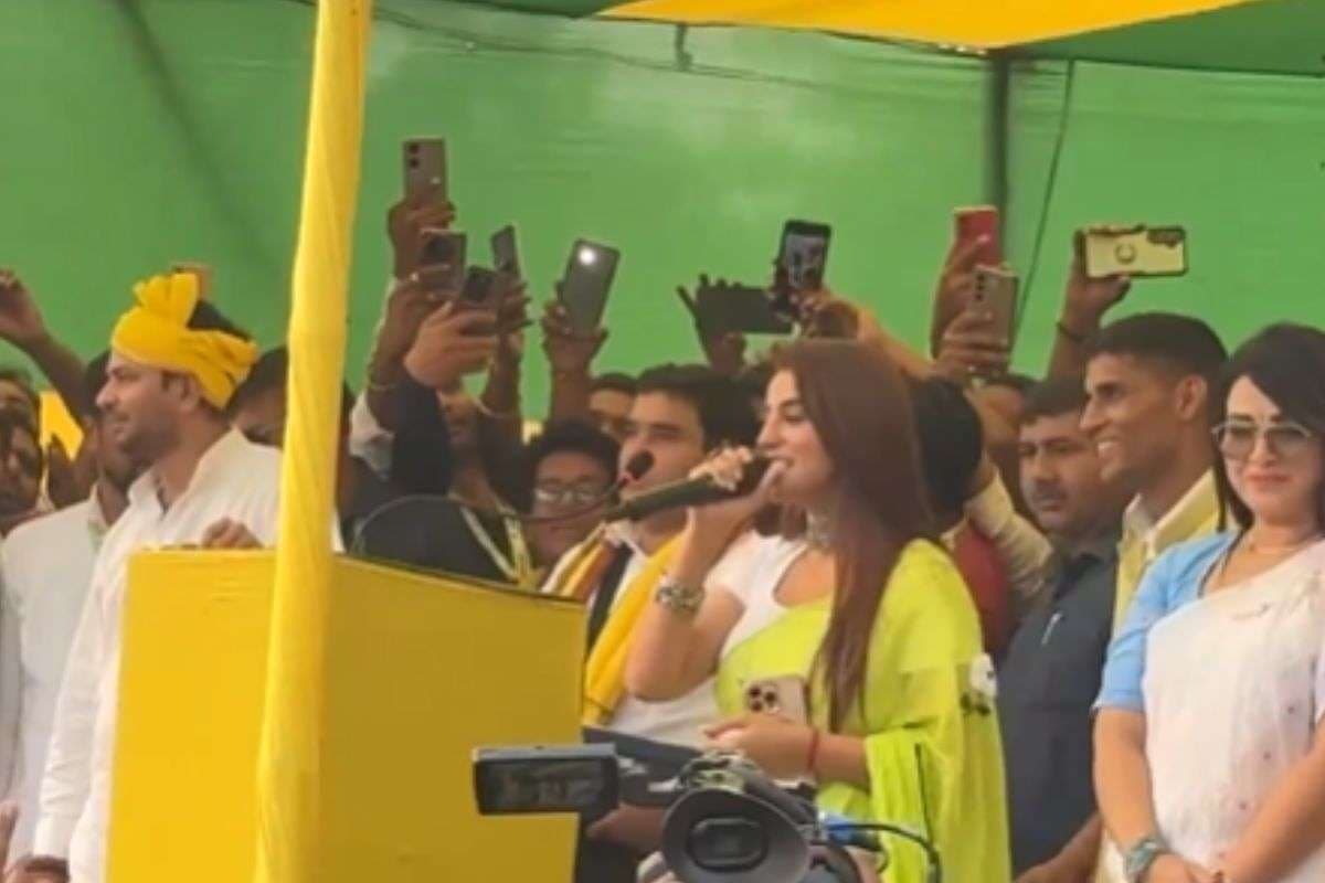 Bihar Election 2025 : तेज प्रताप के लिये अक्षरा सिंह ने मंच से क्या कहा? चुनाव प्रचार के आखिरी दिन लगाया पूरा दम