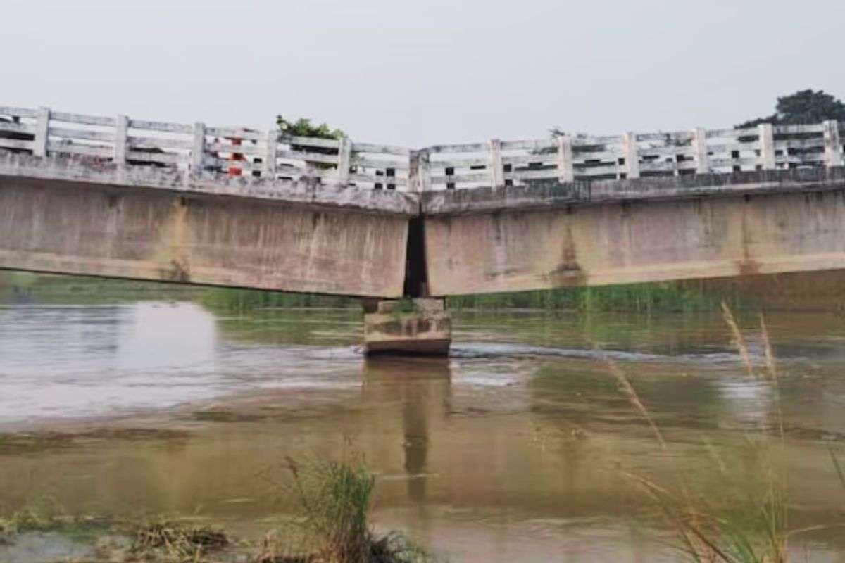 Bihar Bridge Collapse: बिहार में करोड़ों की लागत वाला धंसा पुल, लोगों के आने-जाने पर लगी ब्रेक, क्या बोले एग्जीक्यूटिव इंजीनियर?