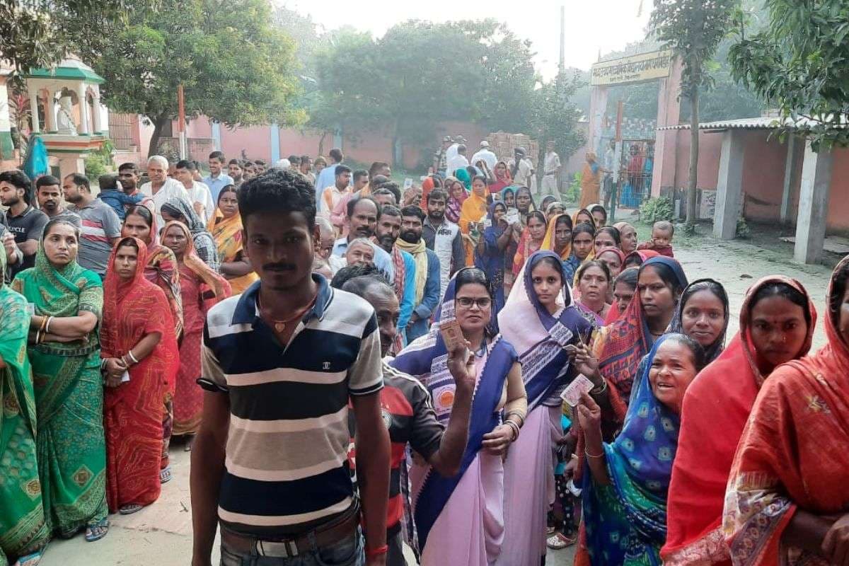 Bihar Election 2025: बिहार के अलग-अलग बूथों पर सुबह-सुबह वोट डालने के लिये लगी लंबी लाइन, देखिये तस्वीरें