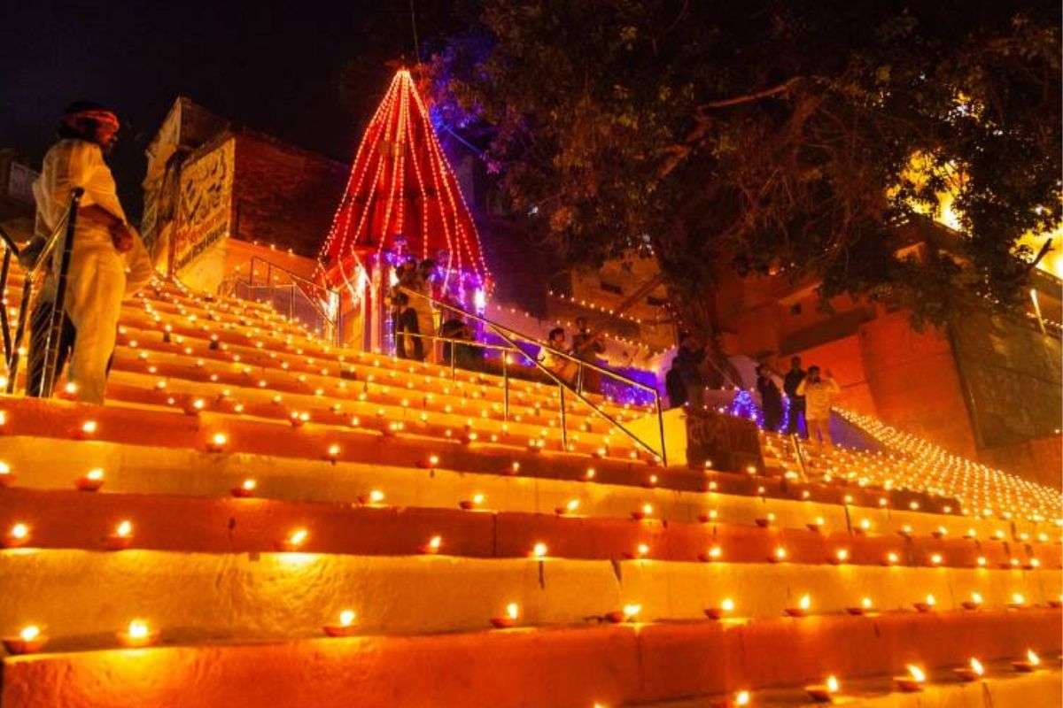 Dev Deepawali 2025: देव दीपावली पर शिवजी की करें पूजा, जीवन में आएगी सुख, शांति और समृद्धि