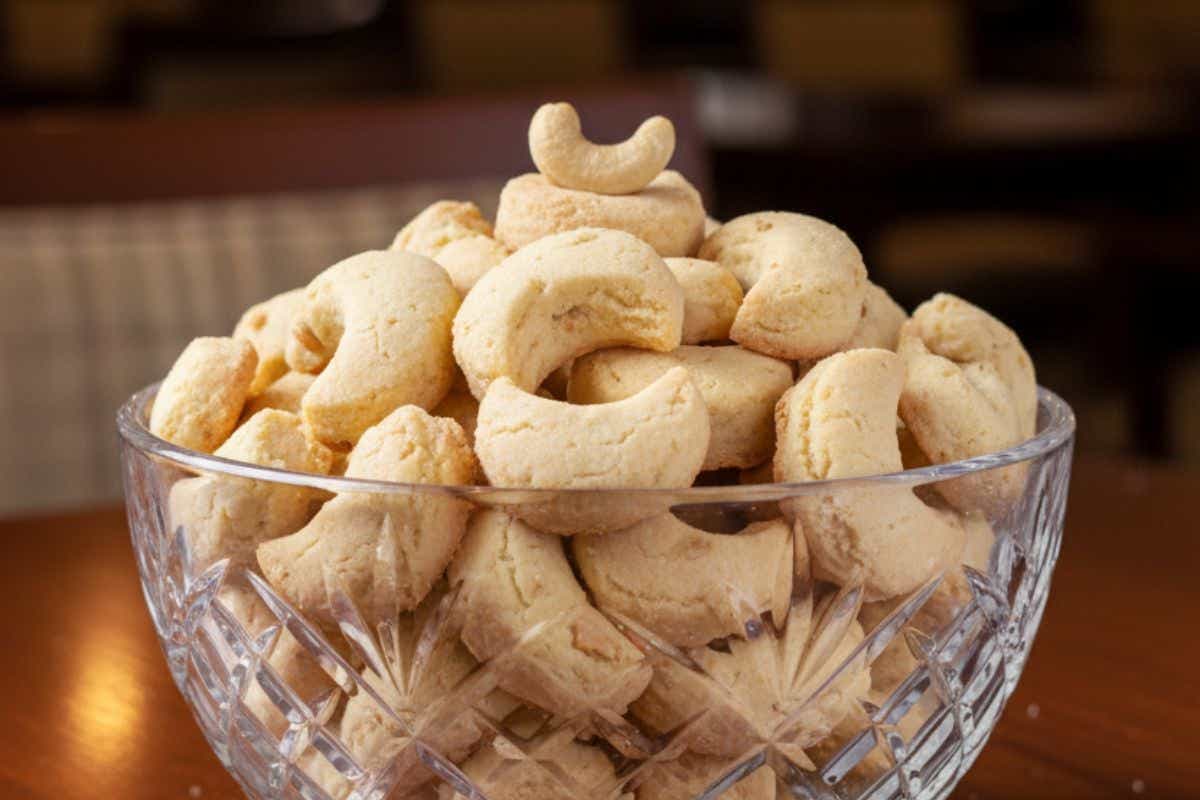 Kaju Biscuit Recipe: बिना अंडे और ओवन के बनाएं क्रिस्पी, स्वादिष्ट, और बेकरी जैसा काजू बिस्कुट घर पर