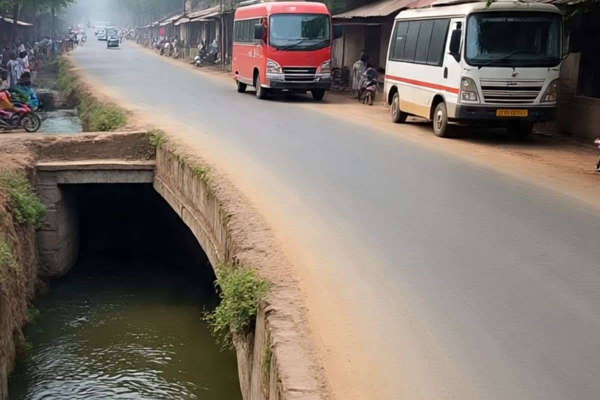 New Road In Bihar: इस जिले में नाले के ऊपर बन रही सड़क पर जल्द दौड़ेंगी गाड़ियां, जानिये कहां तक हुआ है काम