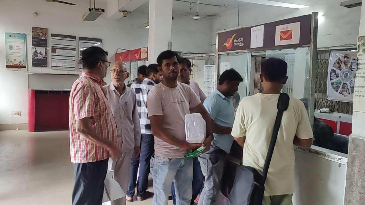 Dhanbad News : छठ पूजा का प्रसाद के पार्सल में आधार कार्ड मांगने का विरोध