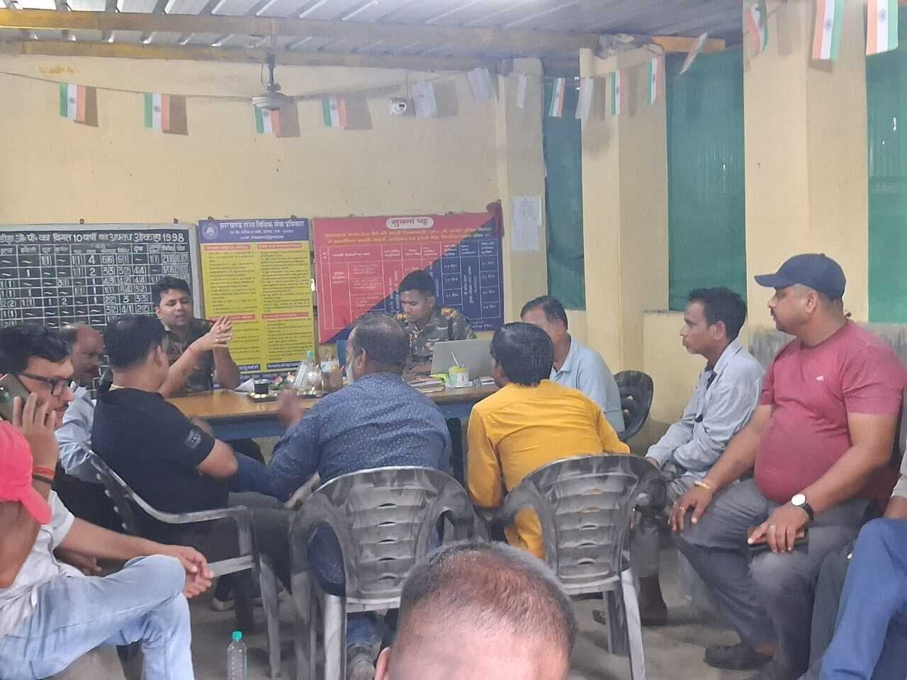 Dhanbad News : हंगामे बीच ग्रामीणों की सुविधाओं की क्षति पहुंचाये बगैर कार्य करने पर बनी सहमति