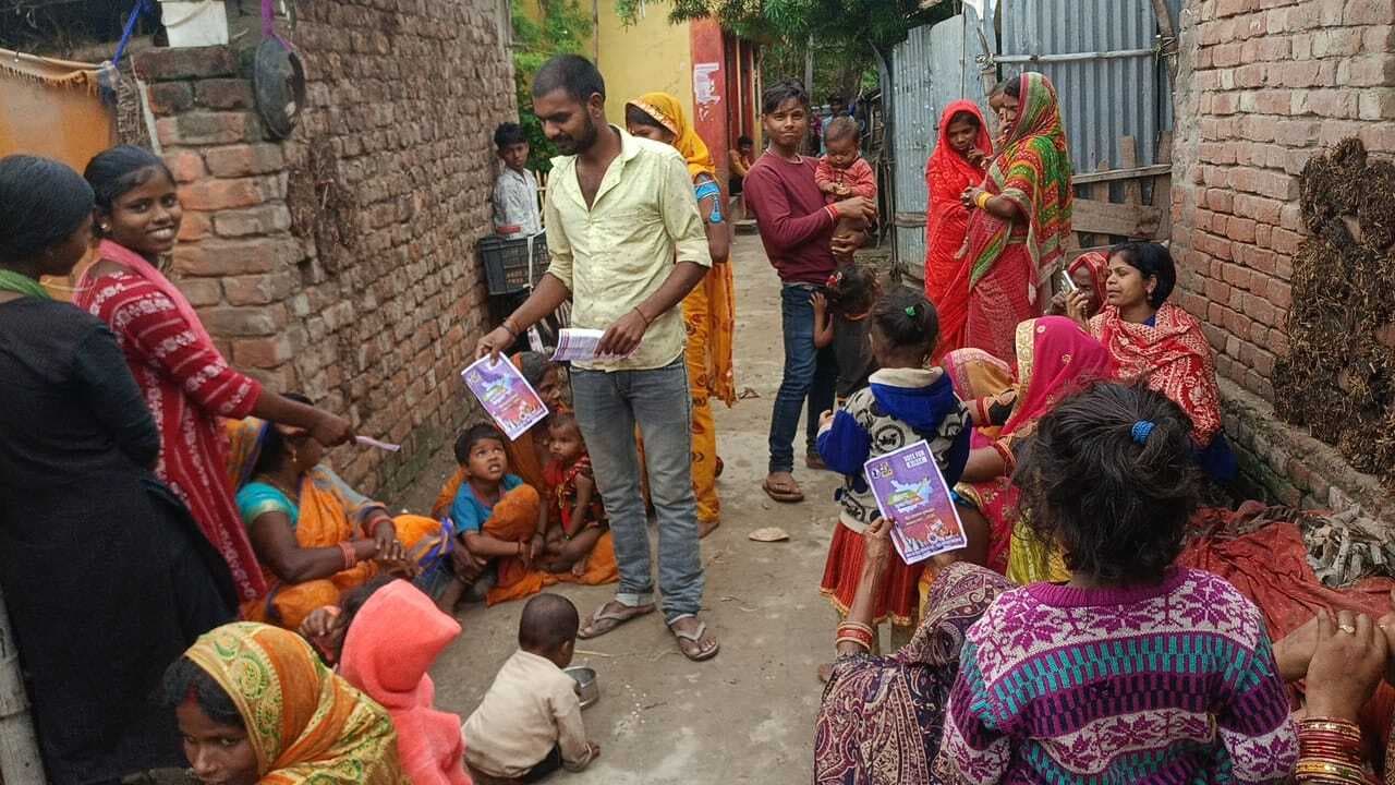 शत प्रतिशत मतदान को लेकर ग्रामीण क्षेत्रों में मतदाताओं को जागरूक कर रहे अभाविप कार्यकर्ता