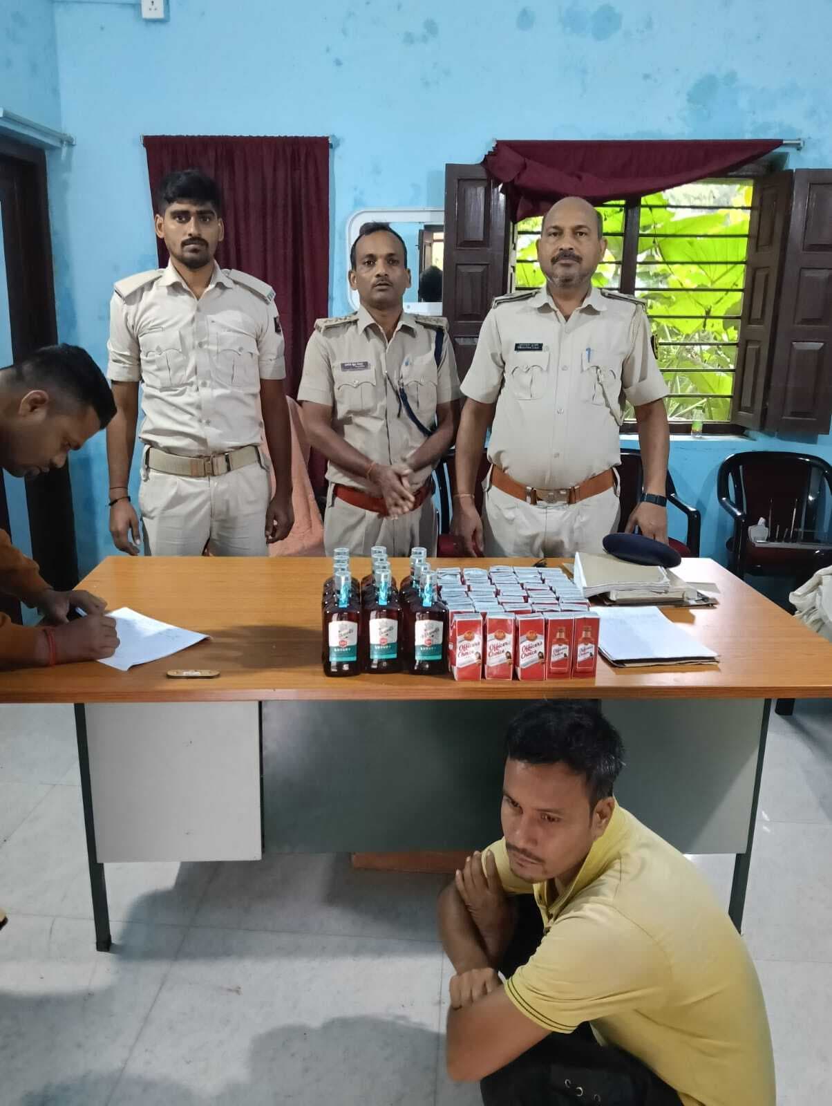 14 लीटर शराब के साथ दो तस्कर गिरफ्तार